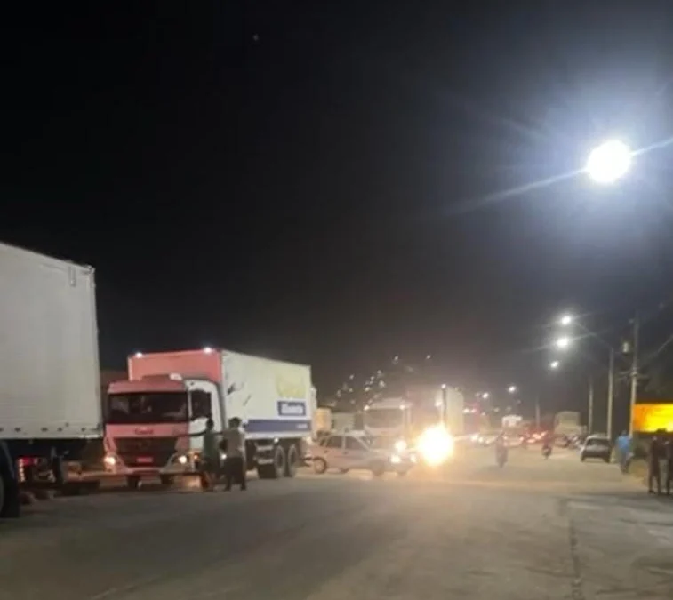 Uma longa fila de caminhões foi formada nas duas pistas