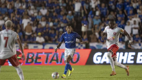 Cruzeiro encara duas expulsões durante o jogo, mas segura a vantagem na primeira metade da semifinal do Mineiro