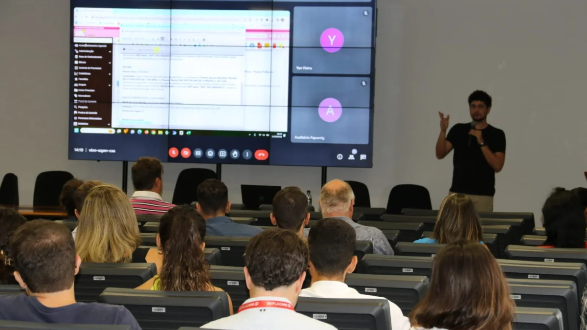 Assessorias Estratégicas se reúnem para alinhamento de soluções conjuntas e melhorias dos serviços públicos 1 A Secretaria de Estado de Planejamento e Gestão (Seplag-MG) reuniu, nessa segunda-feira (18/3), as Assessorias Estratégicas do Estado