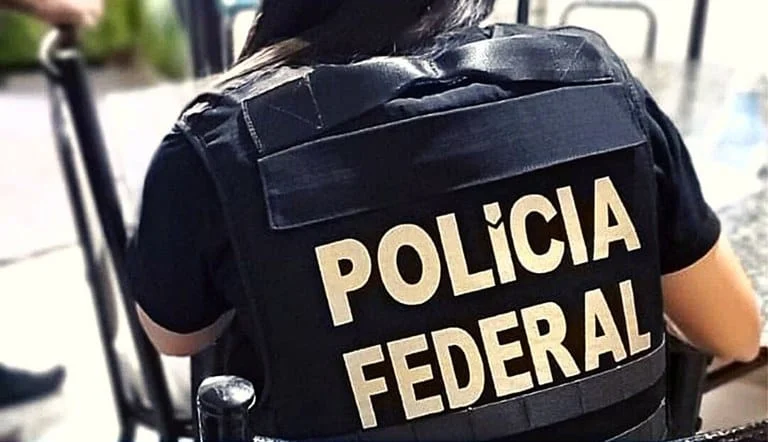 PF prende três por manterem pessoas em condições análogas à escravidão 1 Na última sexta-feira (15/3), a Polícia Federal prendeu em flagrante três pessoas por submeter nove trabalhadores a condições degradantes