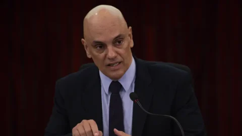 Moraes nega pedido de devolução de passaporte para Bolsonaro