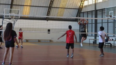 Educação Física da UNIVALE reúne jovens para praticar atividades físicas no Centro Esportivo 2 Educação Física da UNIVALE reúne jovens para praticar atividades físicas no Centro Esportivo