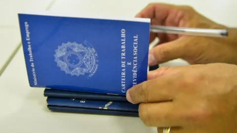 Empregos com carteira assinada batem recorde, segundo IBGE 4 Empregos com carteira assinada batem recorde, segundo IBGE