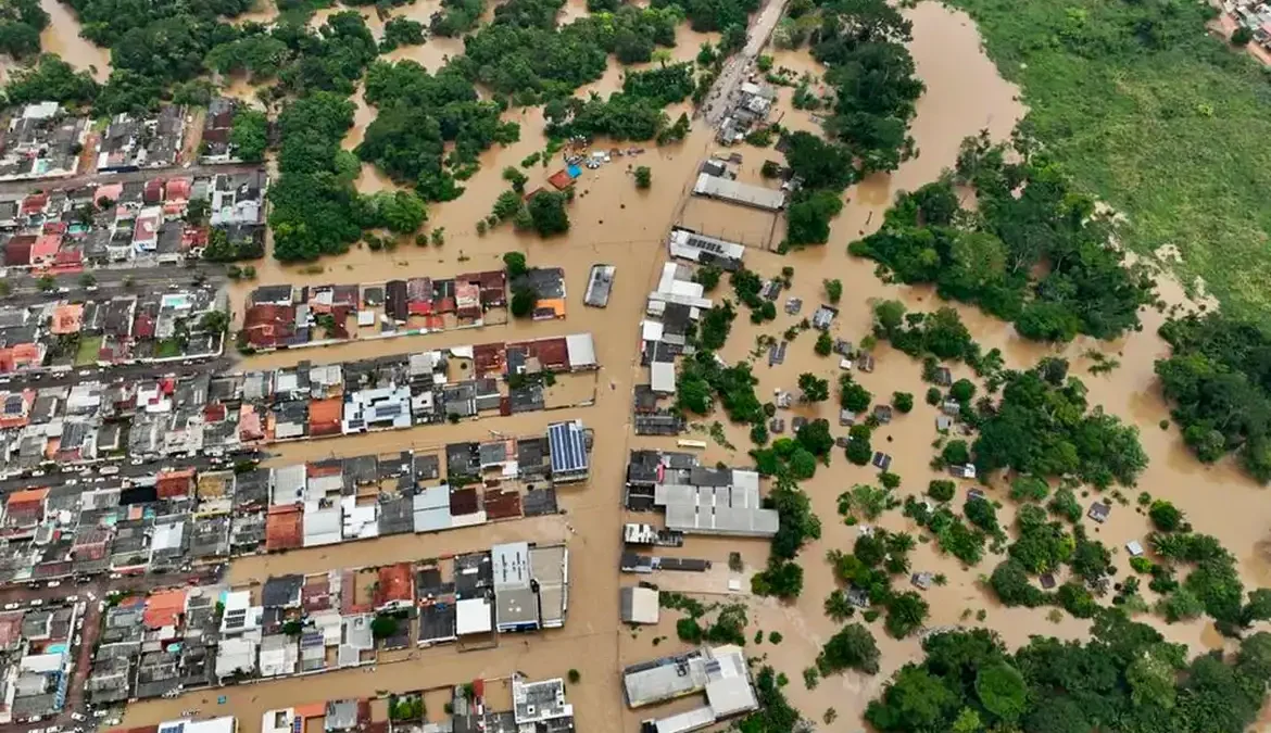 Enchentes levam governo do Acre a decretar emergência em saúde pública 1 As cheias dos rios afetam 19 municípios. Em alguns locais há casas submersas