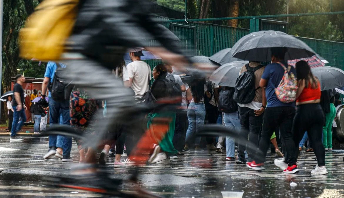 A situação é provocada pelo encontro de uma massa de ar frio, vinda do sul do país