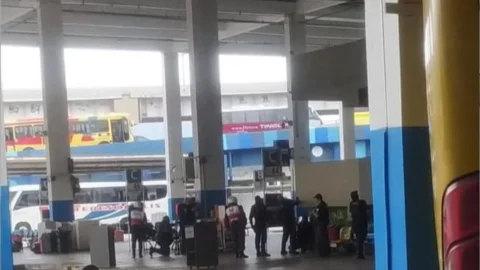 Homem faz reféns em ônibus na rodoviária do Rio de Janeiro