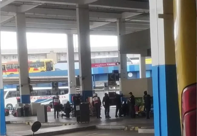 Passageiros de um ônibus foram feitos de reféns em uma plataforma da rodoviária Novo Rio, que fica na região central da capital fluminense
