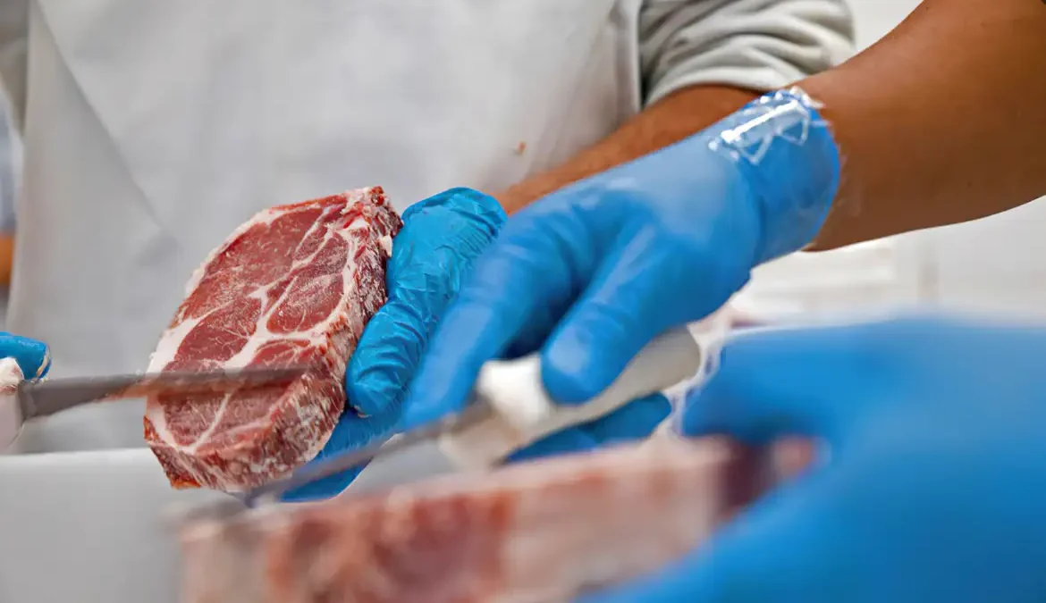 Mais 38 frigoríficos brasileiros já podem exportar carnes para a China 1 O Ministério da Agricultura e Pecuária (Mapa) anunciou, nesta terça-feira (12), que mais 38 frigoríficos brasileiros poderão exportar