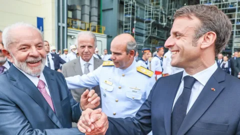 Macron chega ao Planalto para último dia de agenda no Brasil 2 Macron chega ao Planalto para último dia de agenda no Brasil