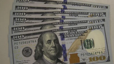 Dólar cai para R$ 4,97 após decisão de Banco Central americano