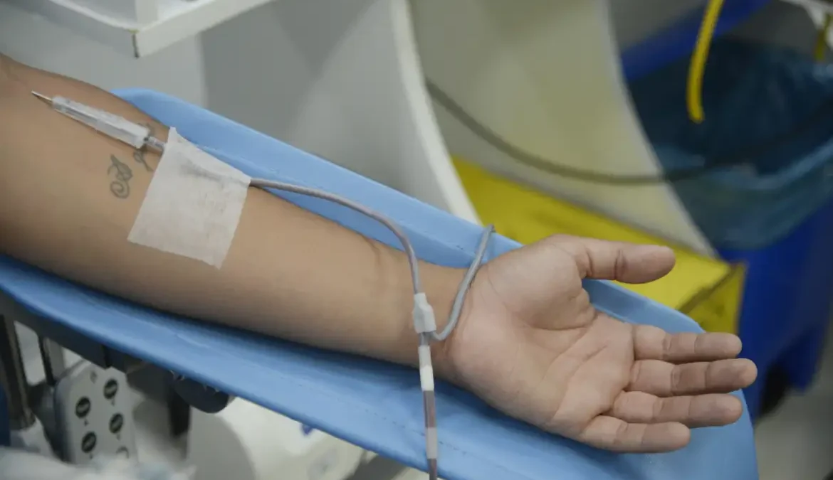 Diagnóstico de dengue e imunização exigem cautelas na doação de sangue 1 Pessoas que tiveram dengue ou que tomaram a vacina contra a doença devem aguardar prazos específicos para poder doar sangue