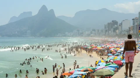 Praias são refúgio de cariocas e turistas contra calor intenso no Rio