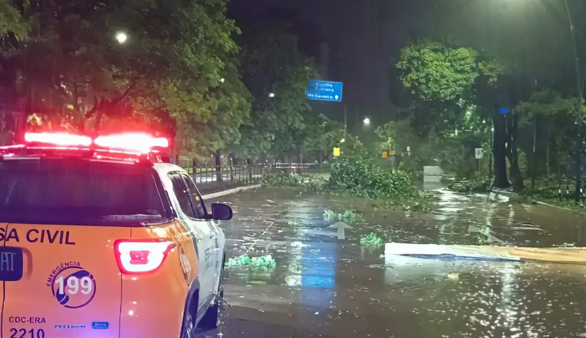Defesa Civil em alerta para possível chuva intensa neste fim de semana em Minas 1 Segundo previsão do Inmet, até as 10 horas deste sábado existe a possibilidade de pancadas fortes, de até 100 milímetros, em 552 cidades