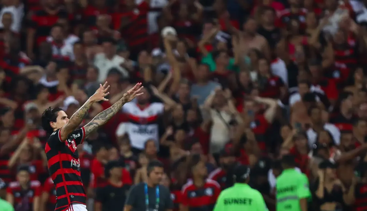 Carioca: Flamengo segura empate com Fluminense e está na final 1 O Flamengo segurou um empate de 0 a 0 com o Fluminense, na noite deste sábado (16)