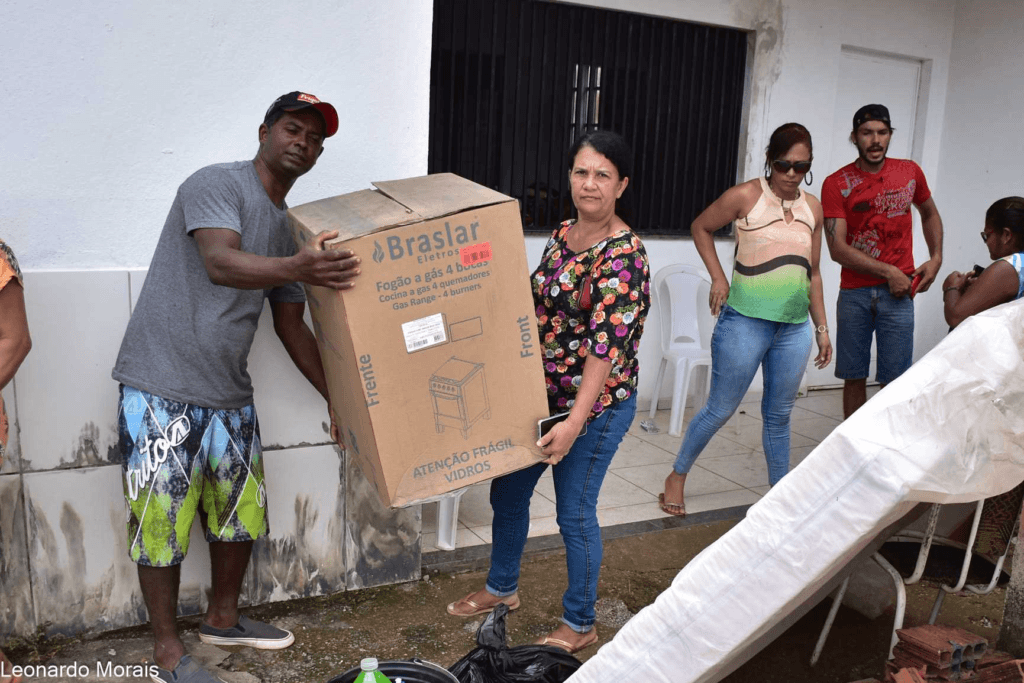 Famílias afetadas por chuvas em Porto recebem doações da Prefeitura 2 image 26