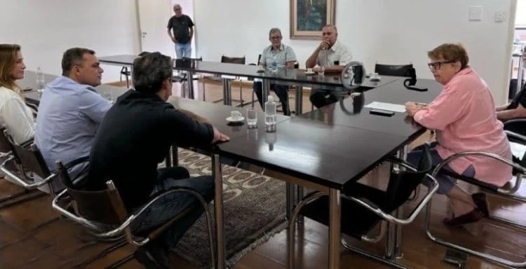 A assinatura do aditivo foi feita entre os representantes da empresa e a prefeita Margarida Salomão (