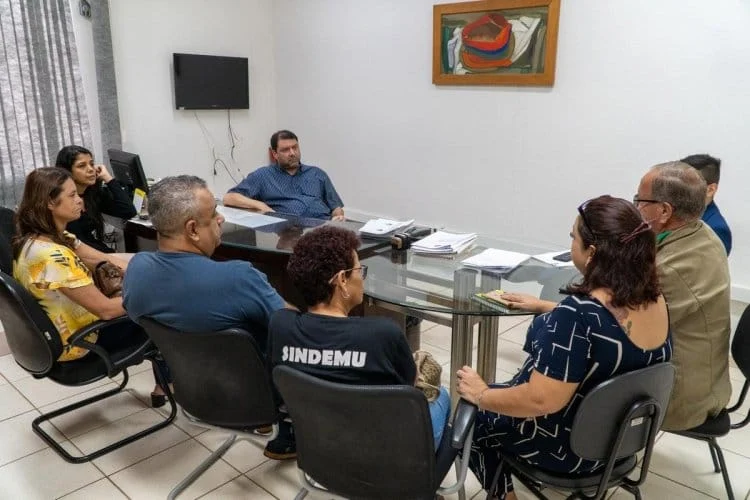 Destaques dos jornais e portais integrantes da Rede Sindijori 1 Reunião dos presidentes dos sindicatos dos Servidores e Educadores de Uberaba com o secretário de Administração, Belzinho, e