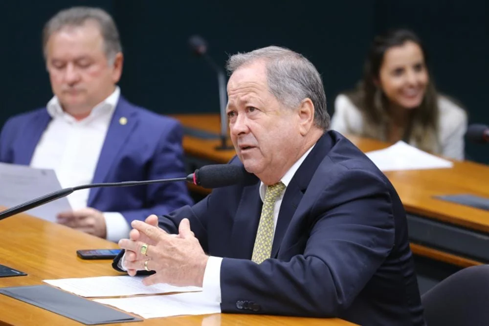O parlamentar, eleito pelo estado do Rio de Janeiro, foi preso na manhã deste domingo (24)
