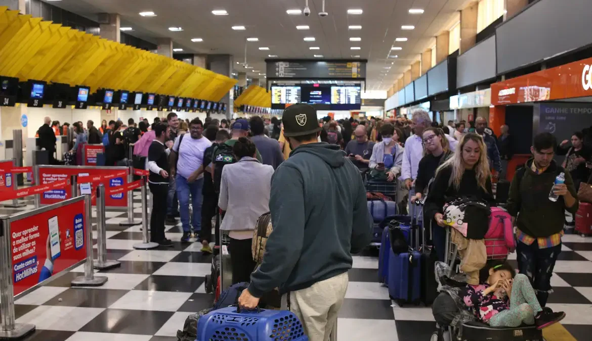 Falta de energia no Aeroporto de Congonhas causa suspensão de voos 1 Os pousos e decolagens no Aeroporto de Congonhas, em São Paulo, foram suspensos na tarde de hoje (15)