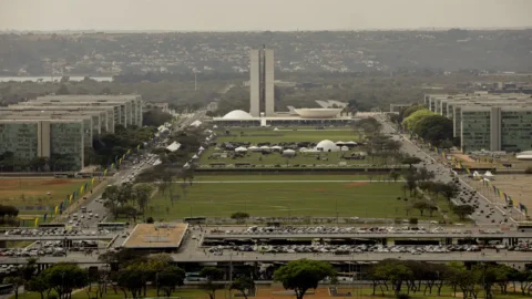 Dívida Pública sobe 2,25% em fevereiro e aproxima-se de R$ 6,6 tri 9 Dívida Pública sobe 2,25% em fevereiro e aproxima-se de R$ 6,6 tri