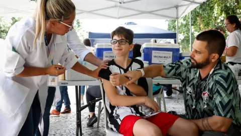 Rio começa a imunizar crianças de 12 anos contra a dengue