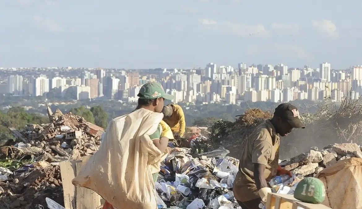 O Ministério do Meio Ambiente e Mudança do Clima vai iniciar o cadastramento de cooperativas e associações de catadores e catadoras