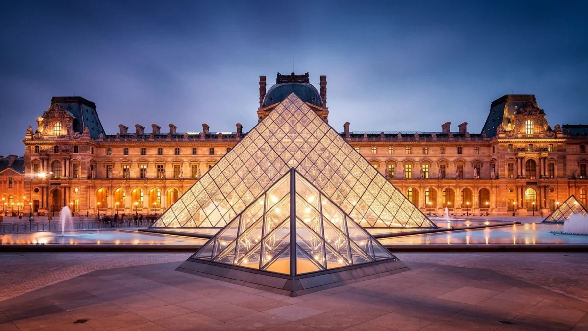 A mostra no Carrousel do Louvre é uma oportunidade única para artistas de todo o mundo compartilharem sua arte com um público internacional