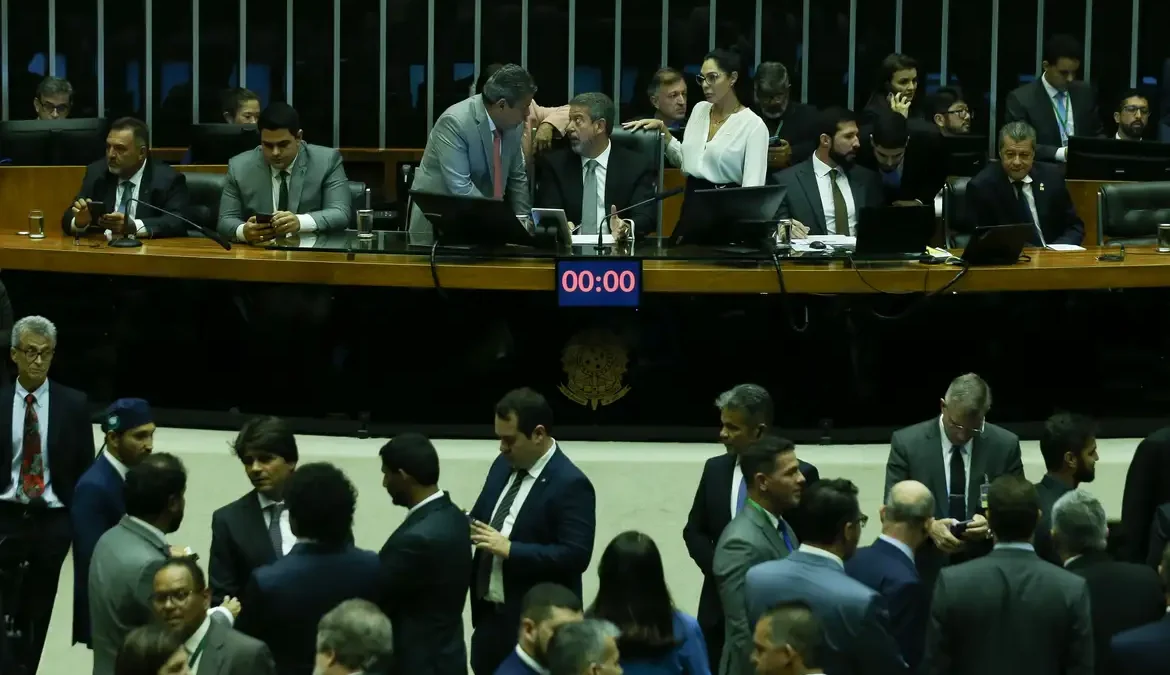 Câmara aprova fim da saidinha de presos; projeto vai à sanção 1 A Câmara dos Deputados aprovou nesta quarta-feira (20) o projeto de lei que acaba com as saídas temporárias de presos em feriados e datas