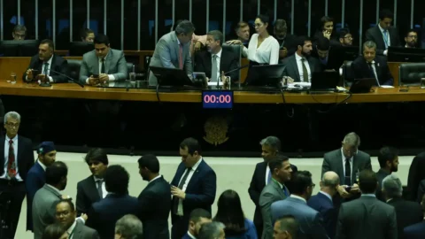Câmara aprova fim da saidinha de presos; projeto vai à sanção 8 Câmara aprova fim da saidinha de presos; projeto vai à sanção