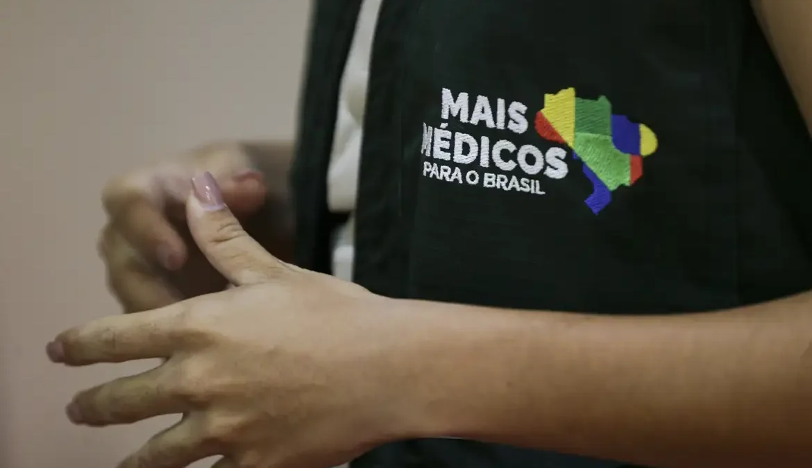 A previsão, de acordo com o Ministério da Saúde, é que os profissionais passem a reforçar o atendimento via Sistema Único de Saúde (SUS)