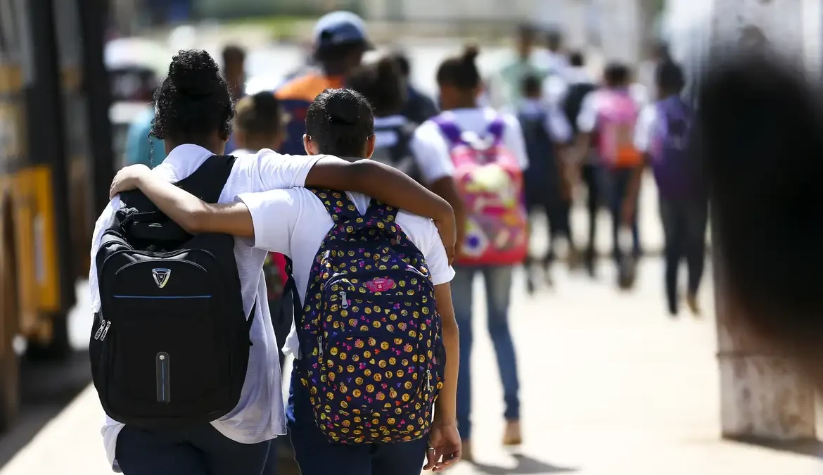 O país registrou 17 mil casamentos de meninas com até 17 anos em 2022, ou seja, 1,8% do total dos matrimônios brasileiros naquele ano