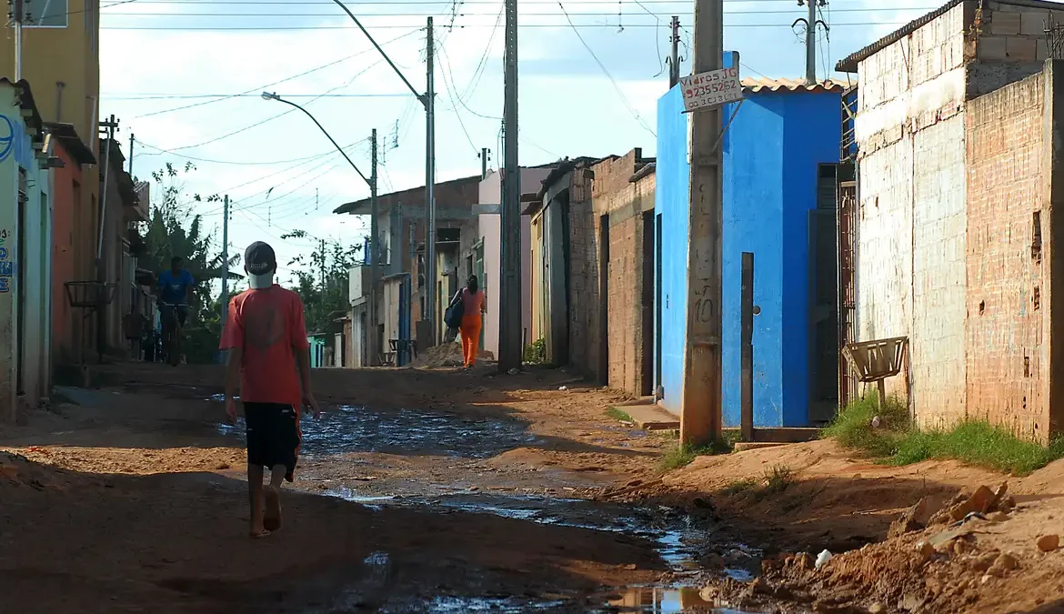 Populações periféricas são mais vulneráveis à dengue 1 O médico infectologista José Davi Urbaez diz que as condições sociais são causas do avanço da dengue