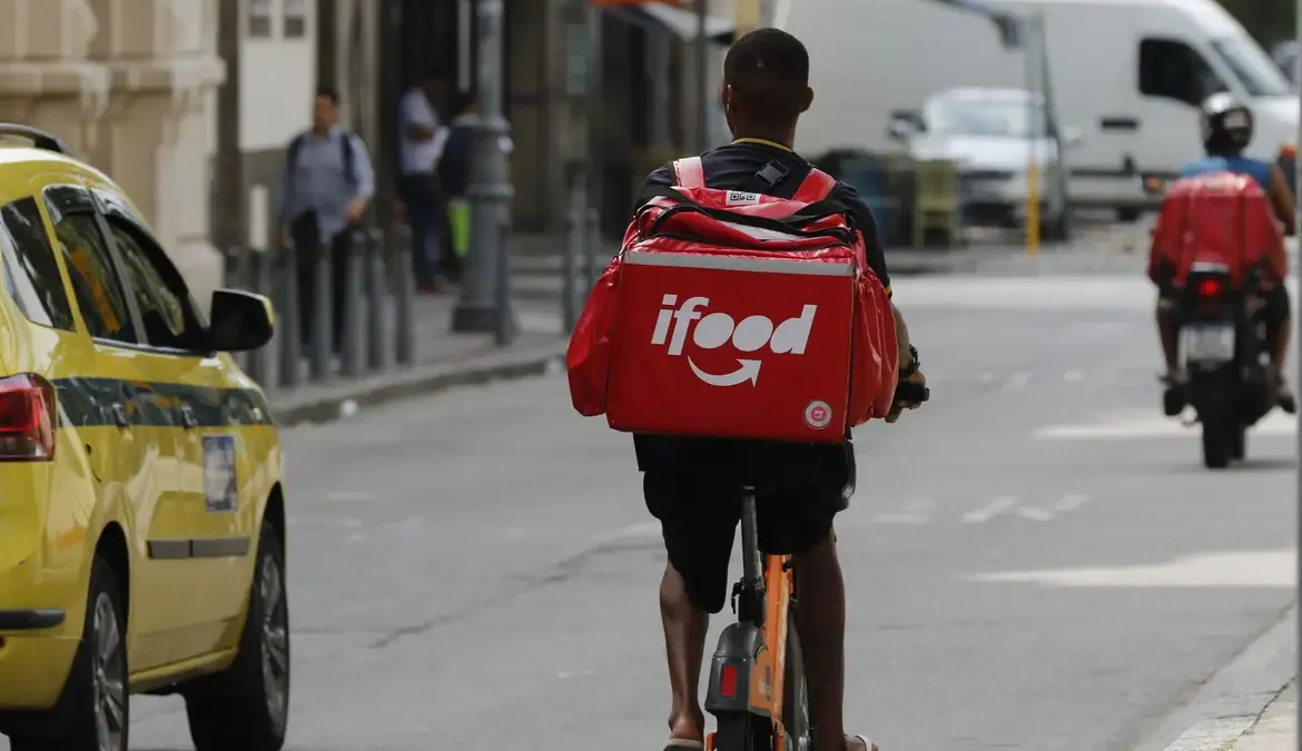 “Clientes nos confundem com garçons”, reclama entregador de aplicativo 1 Sofrer episódios de agressão, ofensa e humilhação são rotina no cotidiano de entregadores de aplicativo