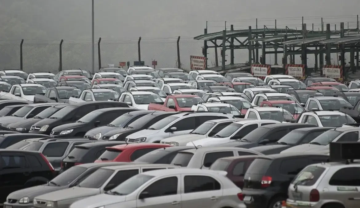 Vendas financiadas de veículos crescem 30,7% no país em fevereiro 1 O número, que inclui autos leves, motos e pesados em todo o país, representa um crescimento de 30,7%