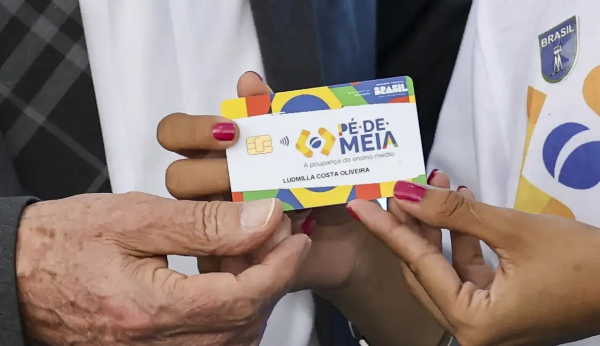 A primeira parcela do programa Pé-de-Meia, no valor de R$ 200, começa a ser paga nesta terça-feira (26), para estudantes nascidos