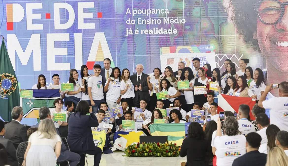 O presidente Luiz Inácio Lula da Silva afirmou, nesta segunda-feira (25), que o Brasil tem uma eterna dívida com a educação