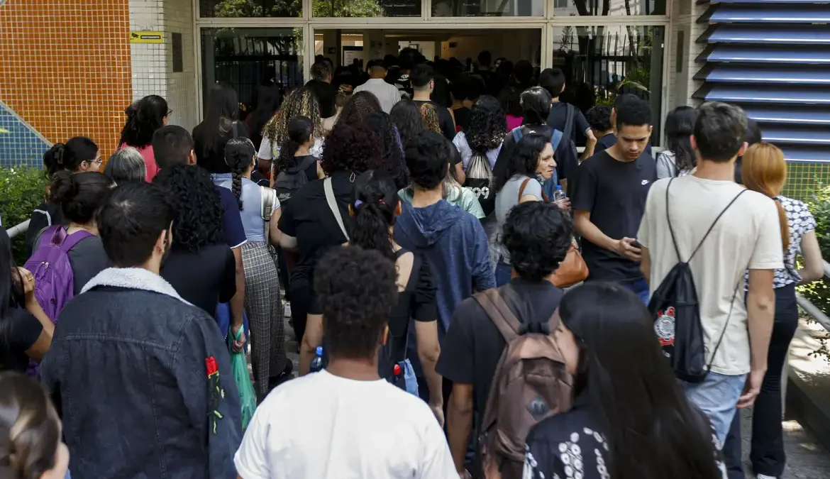 Estudantes começam a receber primeira parcela do Programa Pé-de-Meia 1 O depósito da parcela única de R$ 200, relativo ao Incentivo-Matrícula, ocorrerá de forma escalonada