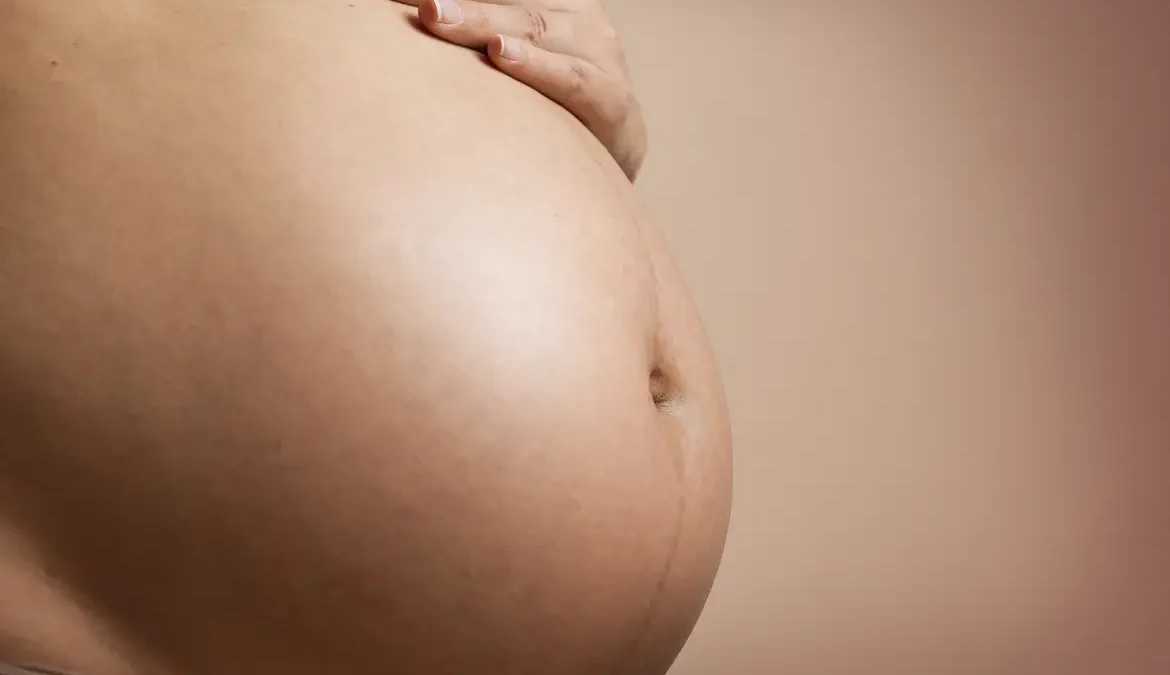 Além disso, as grávidas e puérperas estão entre os grupos populacionais mais suscetíveis a complicações e evolução para as formas mais