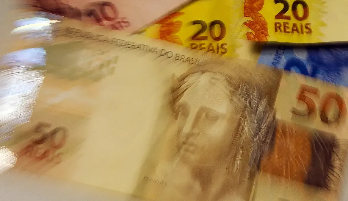 O percentual de famílias com dívidas atrasadas, a chamada inadimplência, caiu e atingiu 28,1% em fevereiro