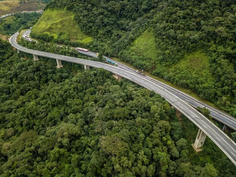 A EcoRioMinas interditou totalmente nesta sexta-feira (22) o trecho da serra da estrada BR 116/RJ, que liga o Rio de Janeiro a Teresópolis