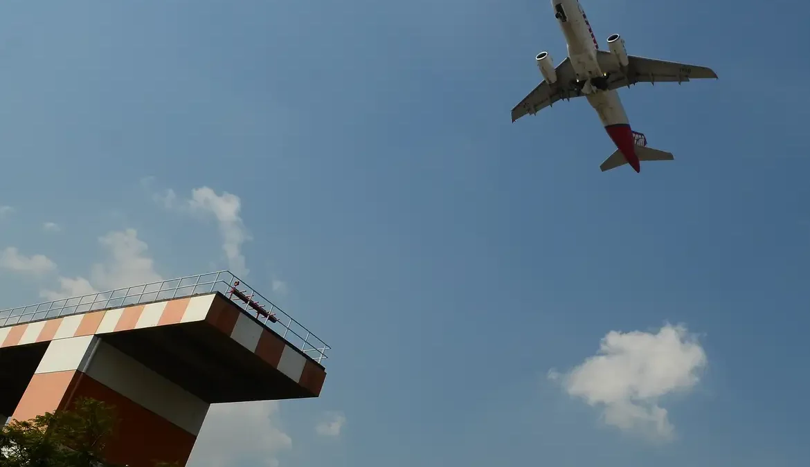 Congonhas volta a operar após queda de energia; voos foram deslocados 1 De acordo com a Aena, concessionária que administra o aeroporto, todas as operações de pouso e decolagem no aeroporto foram suspensas até