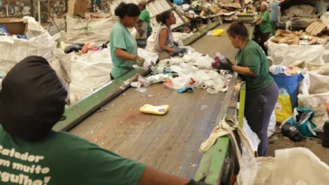 Mães chefes de família têm vidas transformadas pelo trabalho com materiais recicláveis em Minas