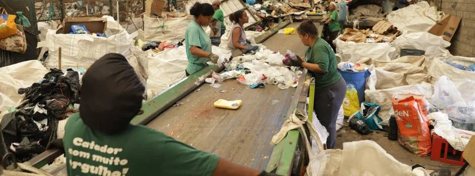 Além de ser um forte aliado do meio ambiente e do desenvolvimento sustentável, o trabalho de reciclagem de materiais é símbolo de dignidade