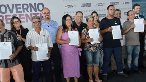Estado entrega 191 títulos de regularização de propriedade urbana em Barroso e beneficia mais de 570 pessoas 1 Estado entrega 191 títulos de regularização de propriedade urbana em Barroso e beneficia mais de 570 pessoas