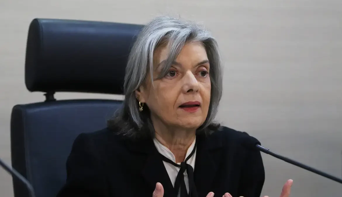 Na abertura da sessão desta quinta-feira (7), ela discursou em homenagem ao Dia Internacional da Mulher