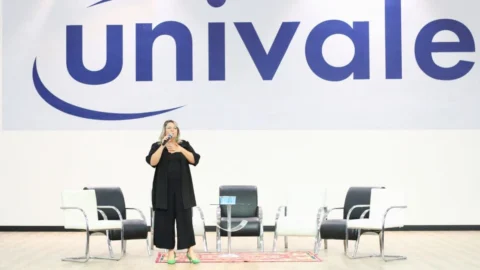 Reitora da UNIVALE recepciona calouros de 2024