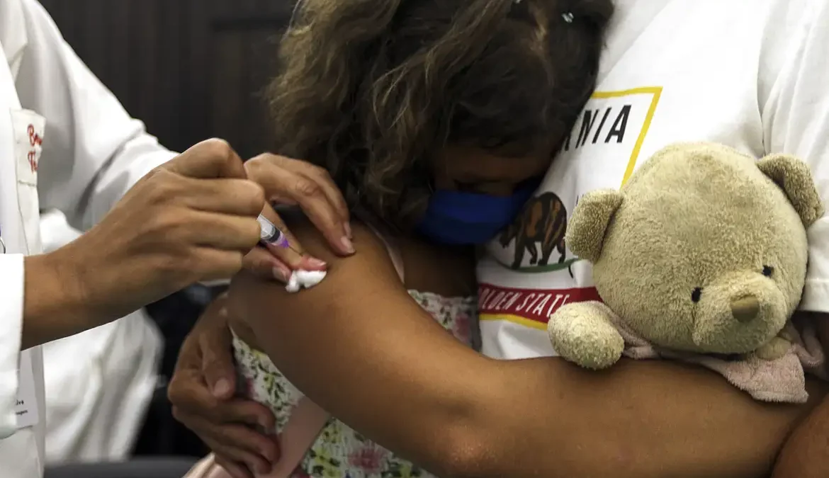 A cobertura vacinal completa contra a covid-19 em crianças é baixa e traz um alerta para a persistência no número de mortes causadas pela