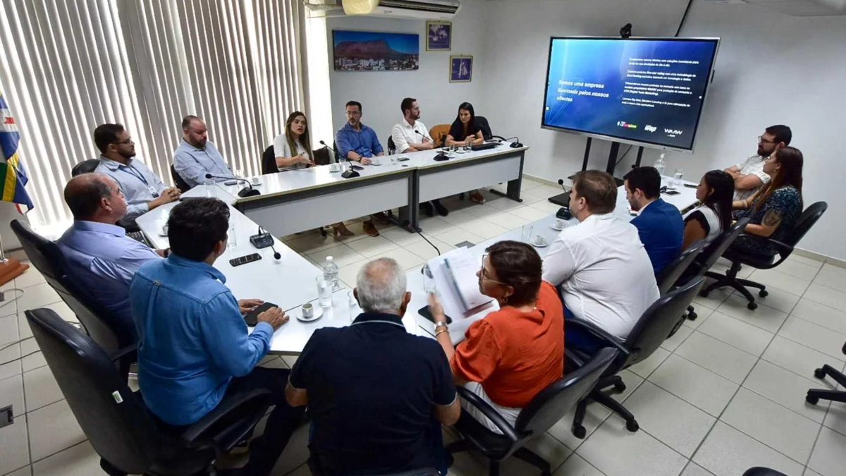 Valadares recebe empresa interessada no município 1 Nesta segunda-feira (8), o prefeito André Merlo recebeu representantes da Lumini Hub