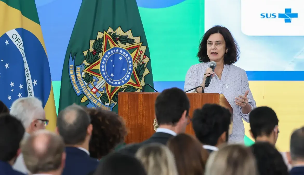 Nísia: Brasil vai ampliar oferta de doses contra a dengue em 2025 1 Durante a coletiva, Nísia avaliou a vacina contra a dengue que está sendo desenvolvida pelo Instituto Butantan como promissora