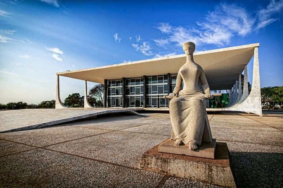 STF forma maioria para manter foro privilegiado mesmo ao deixar cargo 1 O Supremo Tribunal Federal (STF) formou, nesta sexta-feira (11), maioria de votos para ampliar o alcance do foro privilegiado